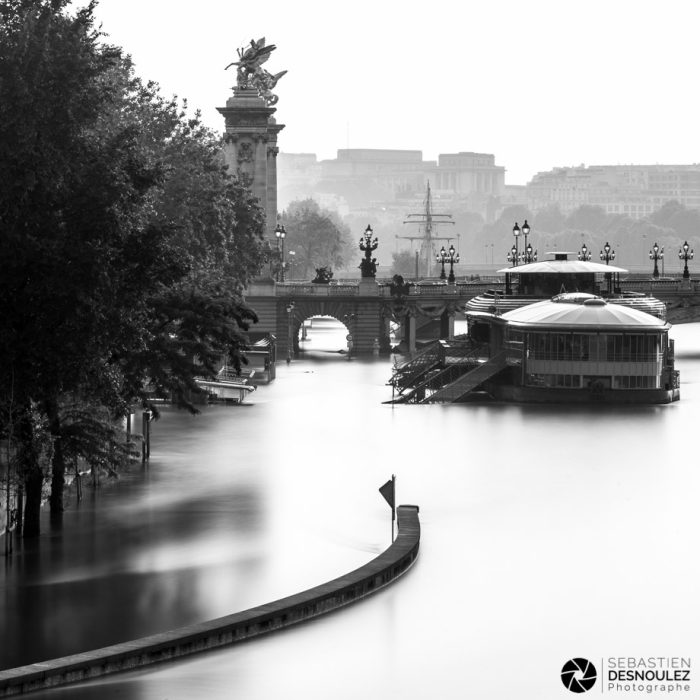 Les voies sur berges inondées par la Seine à Paris, entre les ponts de la Concorde et Alexandre III, juin 2016 - Photo : © Sebastien Desnoulez