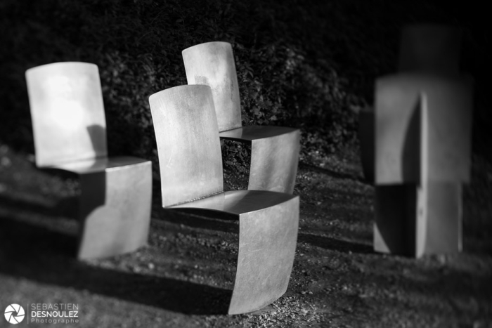 Chaises en aluminium, Parc de la Villette, Paris - Photo noir et blanc de Sebastien Desnoulez