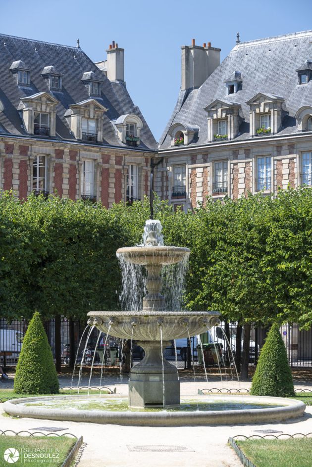 Fontaine de la Place des Vosges au printemps - Photo : © Sebastien Desnoulez photographe d'ambiances et d'architecture