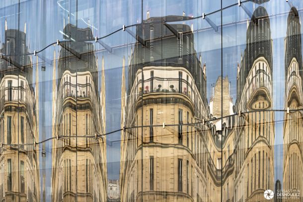 Reflets sur la façade en verre de la Samaritaine à Paris - Photo : © Sebastien Desnoulez photographe d'ambiances et d'architecture