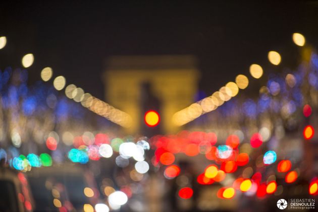 Ambiance floue de l'Arc de Triomphe et des Champs Elysées - Photo : © Sebastien Desnoulez photographe d'ambiances et d'architecture
