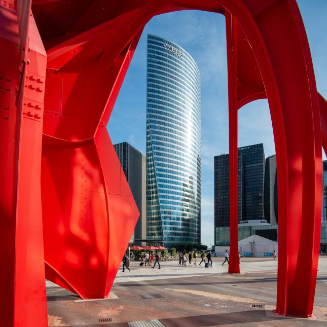 La Tour EDF à travers Red Spider de Calder, à La Défense - Photo : © Sebastien Desnoulez Photographe Architecture