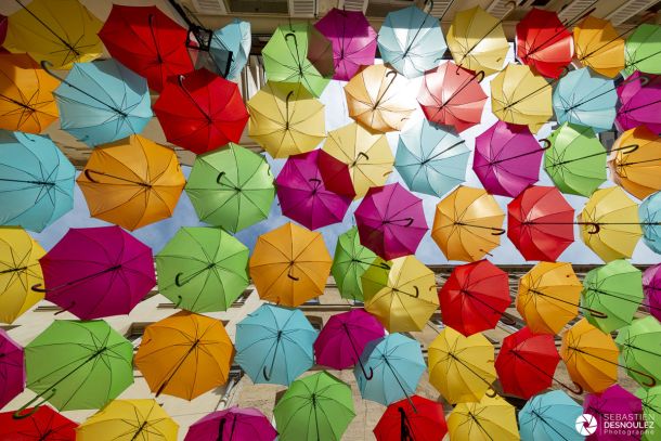 Exposition Umbrella Sky de l’artiste portugaise Patricia Cunha au Village Royal - Photo : © Sebastien Desnoulez photographe d'ambiances et d'architecture