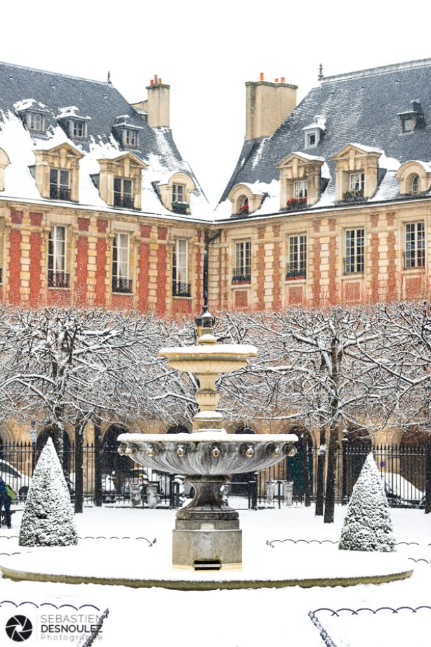 Fontaine de la Place des Vosges sous la neige - Photo : © Sebastien Desnoulez photographe d'ambiances et d'architecture