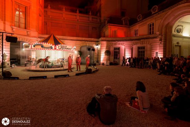 Nuit Blanche Paris 2015 - Installation "Après-la-fin, le congrès" de Massimo Furlan dans la cour du Musée Nissim Camondo - Photo : © Sebastien Desnoulez